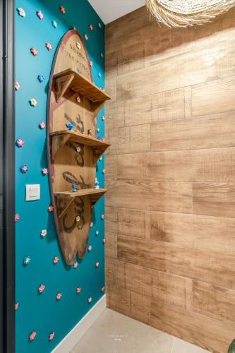 une chambre avec une planche de surf sur un mur dans l'établissement Disneyland-Dream 8 pers,2 parking, Wifi, à Serris