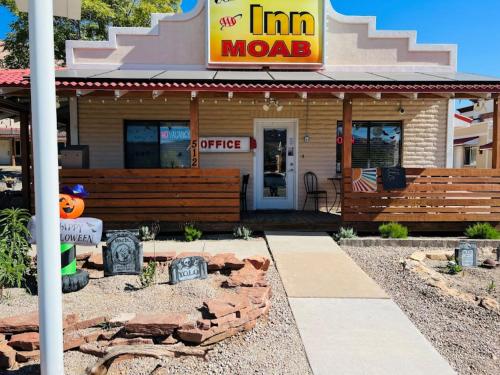 Adventure Inn Moab في موآب: مطعم ماكدونالدز مع علامة تشير إلى أن موتيل