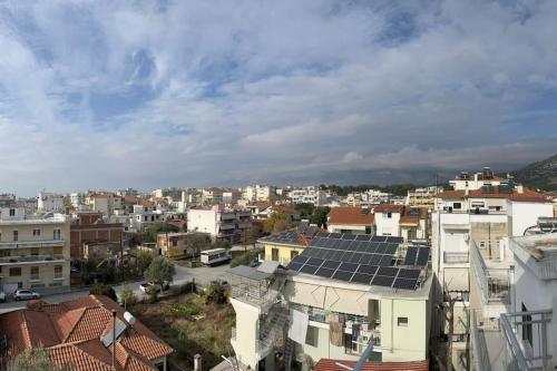uma cidade com painéis solares nos telhados de edifícios em Room with a view em Drama