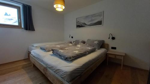 1 dormitorio con 1 cama en una habitación con ventana en Lachtal-Zentral en Lachtal