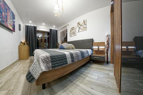 - une chambre avec un lit et un miroir dans l'établissement Casa Mia, à Câmpulung Moldovenesc