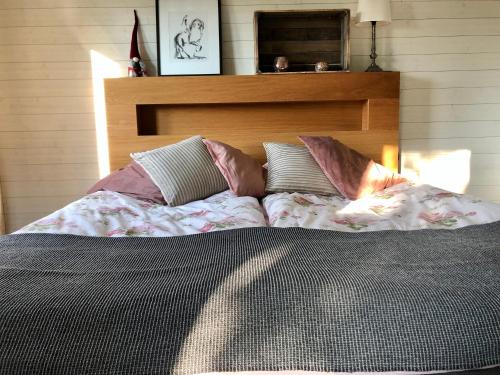 Un pat sau paturi într-o cameră la Annehill i Bro