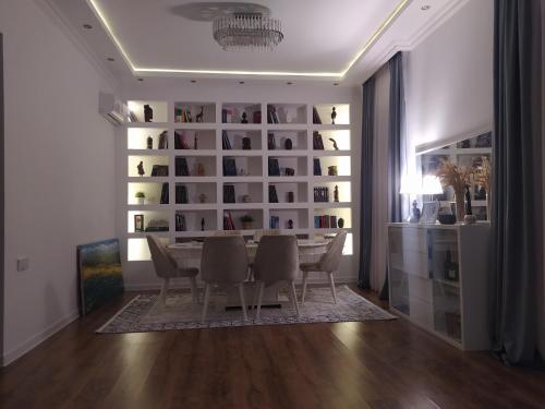 una sala da pranzo con tavolo e sedie di Mardakan Villa a Baku
