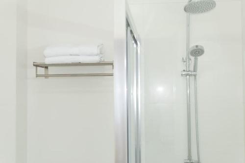 baño con ducha y puerta de cristal en Apartment in South Tenerife with heated pool, en Costa del Silencio