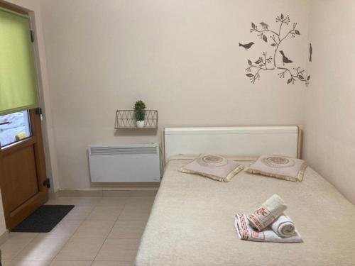 um quarto com uma cama com duas toalhas em Экономичная студия с тенистым патио вблизи пляжа em Kotor