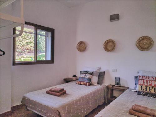 a bedroom with two beds and a window at Casas Blancas - Suite 3 in Tasartico