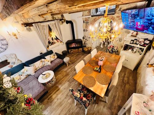an overhead view of a living room with a couch and a table at Kuća za odmor Čarolija in Jastrebarsko