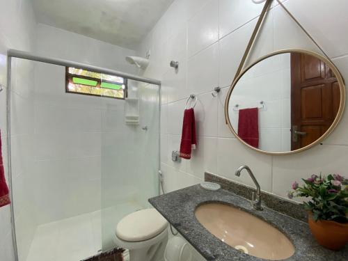 a bathroom with a sink and a mirror at Chalé com Piscina em Guaratiba- Prado in Prado