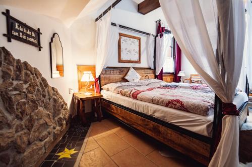 1 dormitorio con 1 cama en una habitación en Šumava Inn en Kvilda