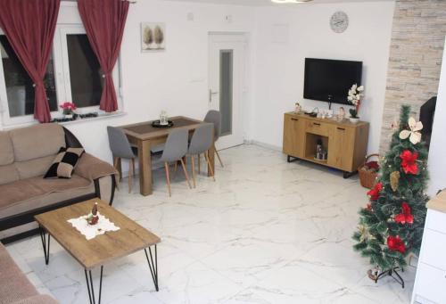 Una televisión o centro de entretenimiento en Vikendica Bošnjak