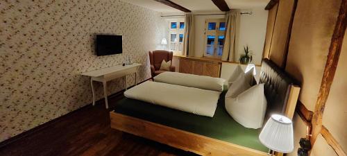 TV a/nebo společenská místnost v ubytování Traditions - Hotel "Zur Tanne"