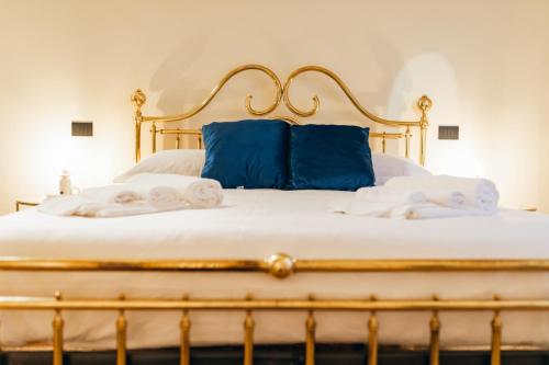 a bed with towels on top of it at [Private Parking] centro storico: l'affresco in Bologna