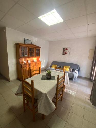 un salon avec une table et un lit dans l'établissement Appartement T3 - 15 mn Marché Noël -, à Leucate