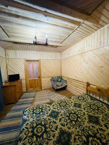Una cama o camas en una habitación de ЛІСОВА ХАТИНКА