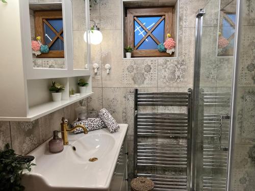 a bathroom with a sink and a shower at Kuća za odmor Čarolija in Jastrebarsko