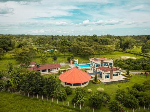 una vista aérea de una casa con techo naranja en Finca Turística La Sofileña, en Guamal