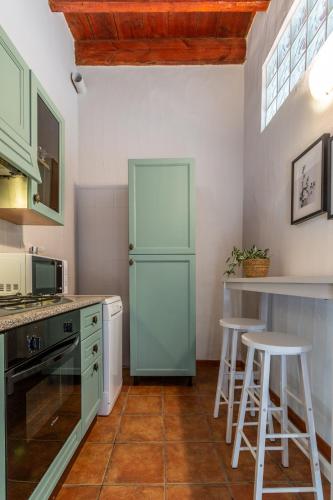 Η κουζίνα ή μικρή κουζίνα στο Design Apartments Sassari-Jungle Queen