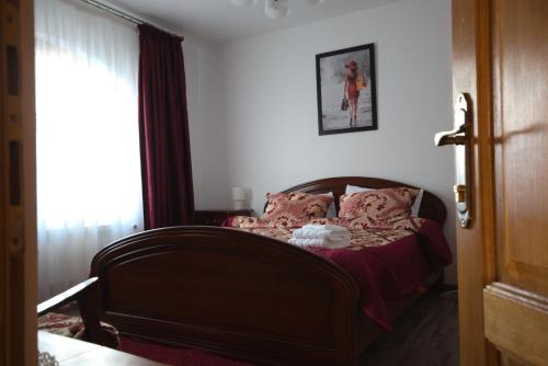 a bedroom with a bed with pink pillows at casa Flav in Iaşi
