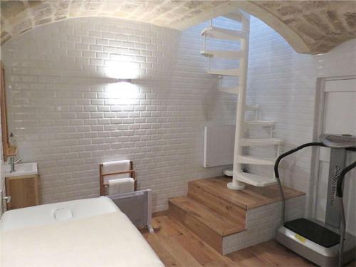 Pokój z łóżkiem i białą ceglaną ścianą w obiekcie Paris 75011 w Paryżu