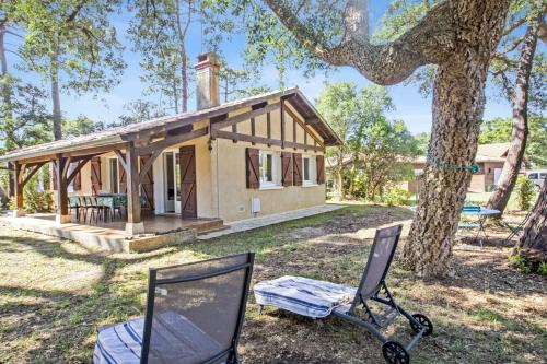 a small house with two chairs in front of it at Villa de la Côte - Welkeys in Labenne