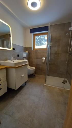 een badkamer met een wastafel en een douche bij Lachtal-Zentral in Lachtal
