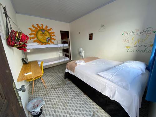 Säng eller sängar i ett rum på Guarnicê Hostel