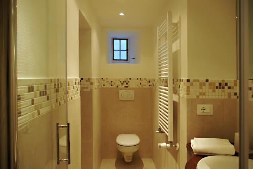 y baño con aseo y ducha. en Appartamento Corte Bragadin, en Venecia