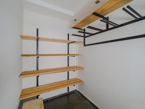 una stanza con scaffali in legno sul muro di Apartmani Šišarka 1 a Kopaonik