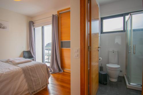 - une chambre avec un lit, des toilettes et une fenêtre dans l'établissement Casa da Graça by AnaLodges, à Machico