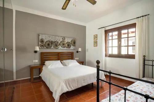 プラヤ・ブランカにあるVilla Vistafuerteのベッドルーム(大きな白いベッド1台、窓付)