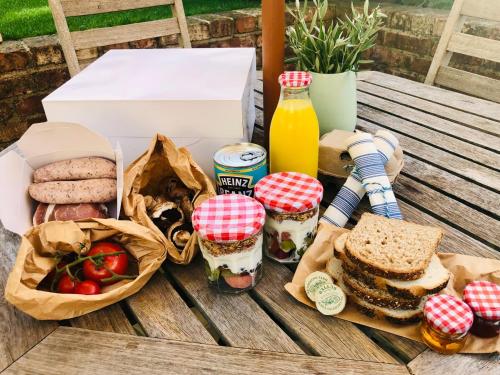 einen Picknicktisch mit einem Sandwich und einer Schachtel Saft in der Unterkunft Rälla Camp - Öland in Borgholm
