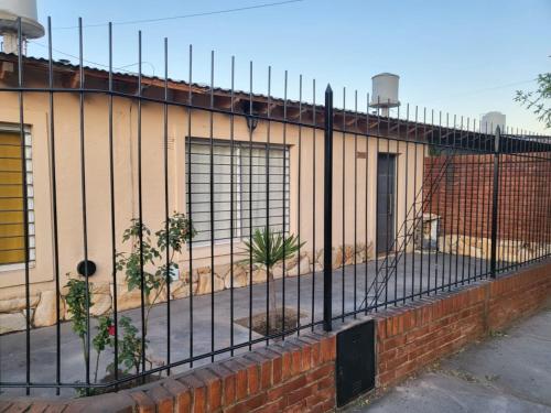 una cerca negra frente a un edificio en Yellow House en San Rafael