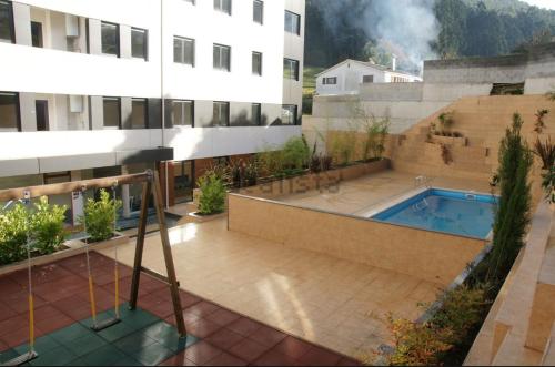 un edificio con piscina al lado de un edificio en Apartamento Piscina 1G by Urraca Suites Viveiro, en Viveiro