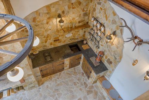 eine Aussicht auf eine Küche in einem Haus in der Unterkunft Exkluzivní chalupa Podještědka s grilem a saunou in Světlá pod Ještědem