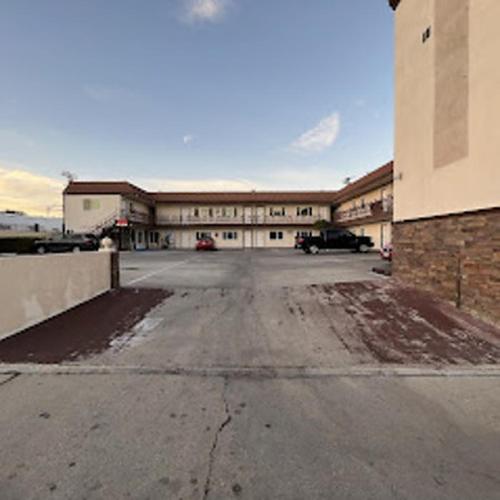 um parque de estacionamento vazio em frente a um edifício em Stay Inn Motel em Harbor City