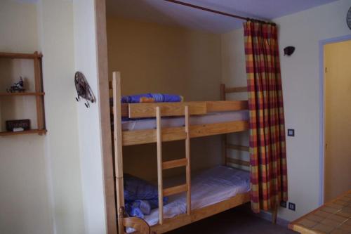 Zimmer mit 3 Etagenbetten in einem Zimmer in der Unterkunft Agréable Studio à 400 m du centre ville de Luz in Luz-Saint-Sauveur