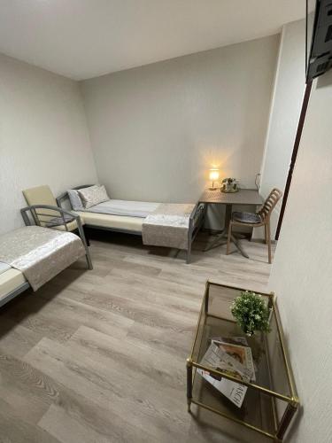 um pequeno quarto com uma cama e uma mesa em Auf der Alm 21 N.4 em Baden-Baden