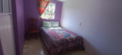 Habitación pequeña con cama y ventana en Hotel Bosques, en Zacatlán