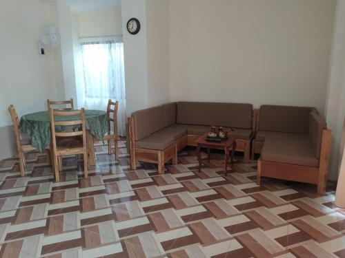 克魯奇塔的住宿－Departamento Crucita，客厅配有沙发、椅子和桌子