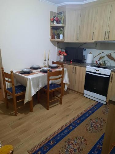 a kitchen with a table with chairs and a stove at Christo's Place Katarraktis Artas in Katarráktis