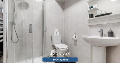a bathroom with a shower and a toilet and a sink at Cardiff Stylish 2 Bedroom Sleeps 6 Wi-Fi - JRR Stays in Cardiff