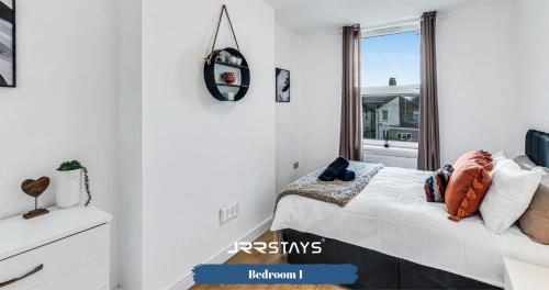 a bedroom with a bed and a window at Cardiff Stylish 2 Bedroom Sleeps 6 Wi-Fi - JRR Stays in Cardiff
