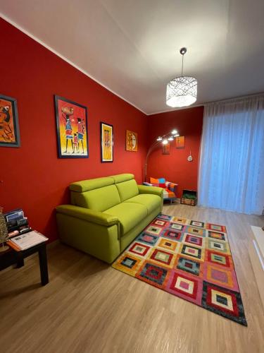 sala de estar con sofá verde y alfombra en Appartamento Sole&Luna en Sulmona