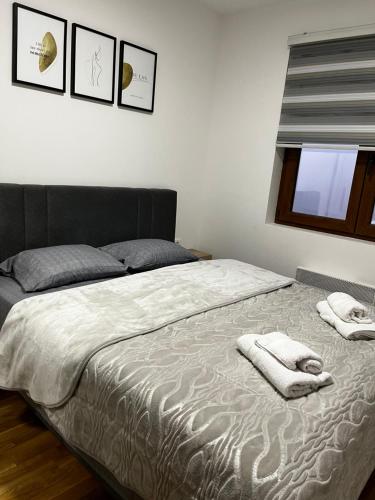 ein Schlafzimmer mit einem Bett mit zwei Handtüchern darauf in der Unterkunft Flora Lux and Spa Zlatibor in Zlatibor