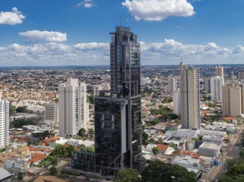 un edificio alto en medio de una ciudad en Estúdio Moderno e Elegante no Vertigo, en Campo Grande