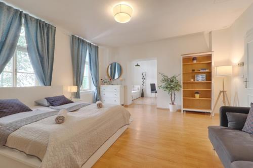プラハにあるSmyrna Boutique Apartmentsのベッドルーム(大型ベッド1台、ソファ付)