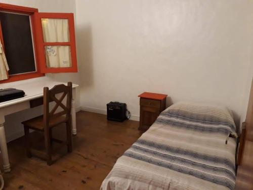 1 dormitorio con 1 cama junto a un escritorio y una mesa en Casa Haiku - Delta Tigre. en Tigre