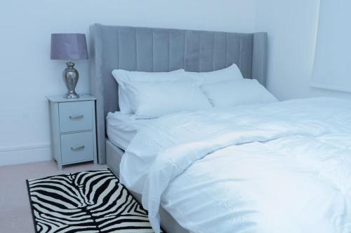 1 Bed Luxury comfortable Apt 객실 침대
