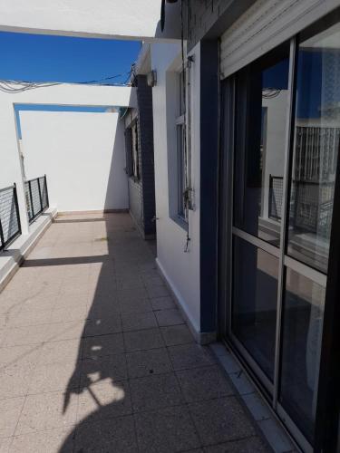 una pasarela junto a un edificio con ventana en Departamento 2 ambientes con amplio balcón en Mar del Plata