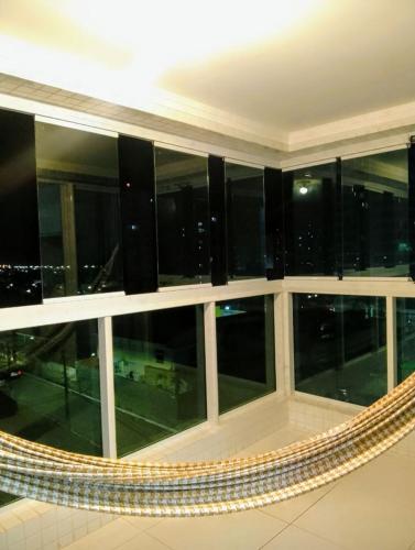 vistas a un edificio con ventanas de cristal en Apartamento com 1/4 lindo e aconchegante na Praia, en Aracaju